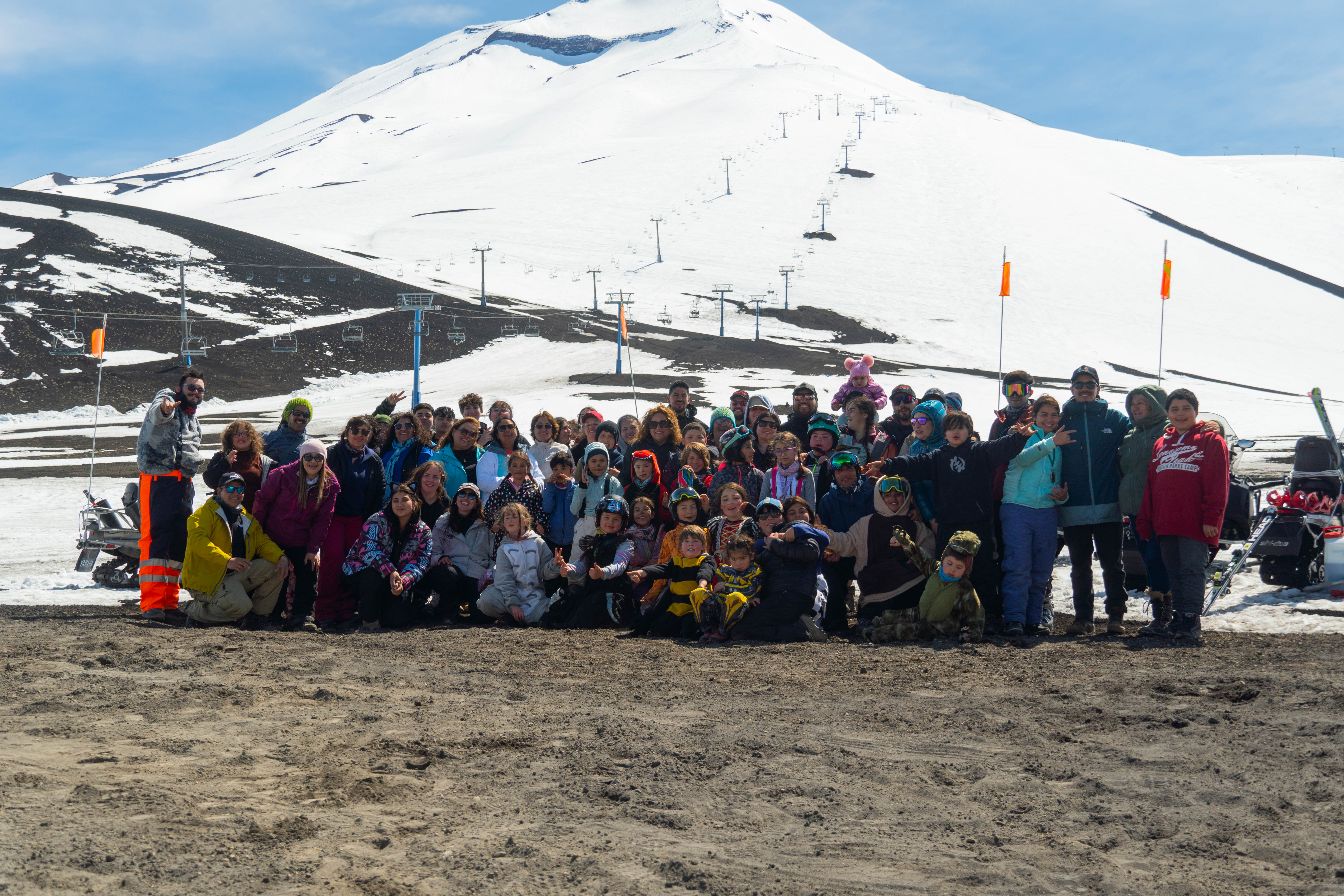 Niños frente a la cordillera