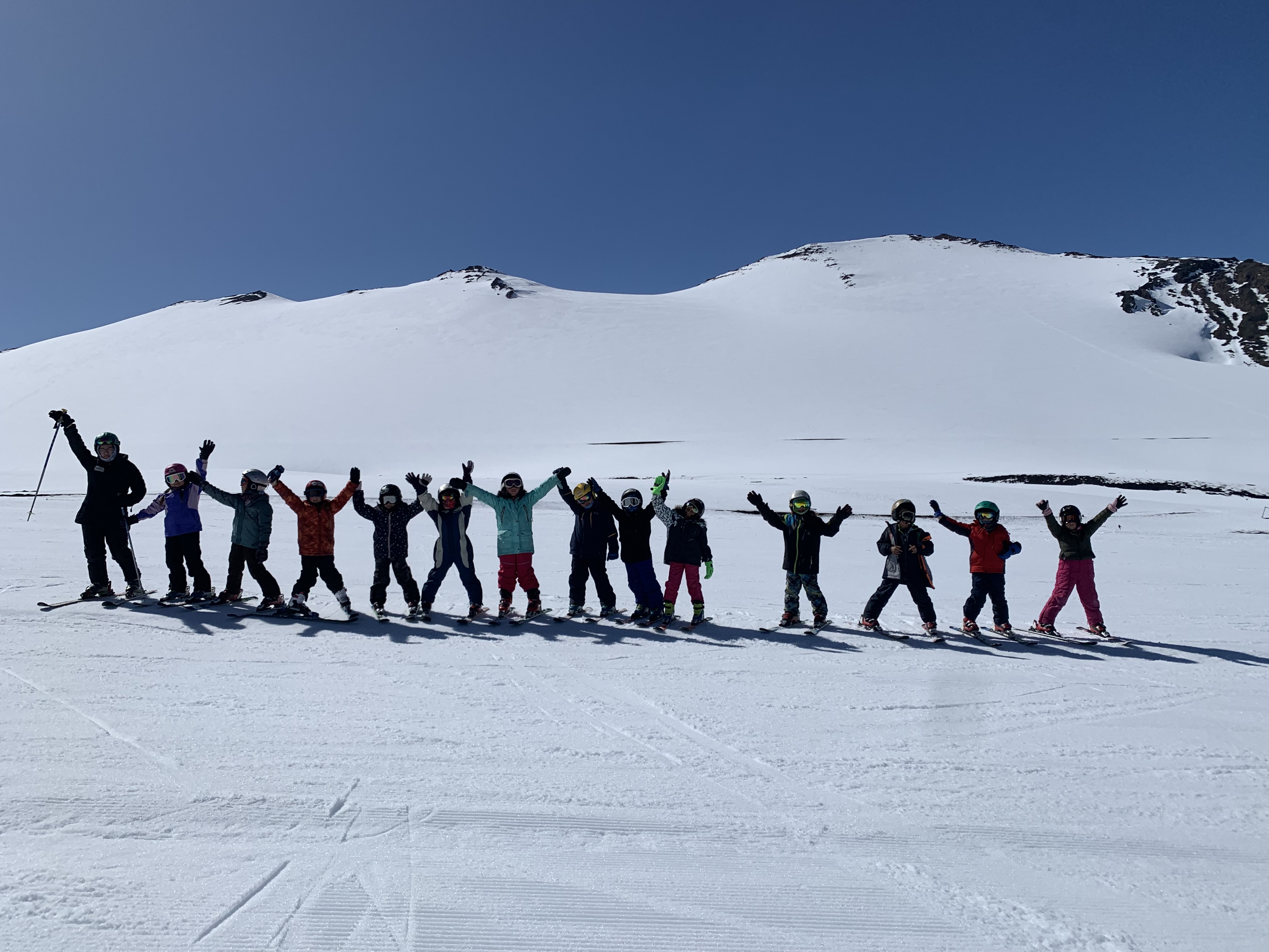 Equipo celebrando en la montaña